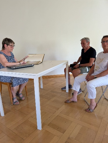 Gemeindeschreiberin mit Norbert und Moni