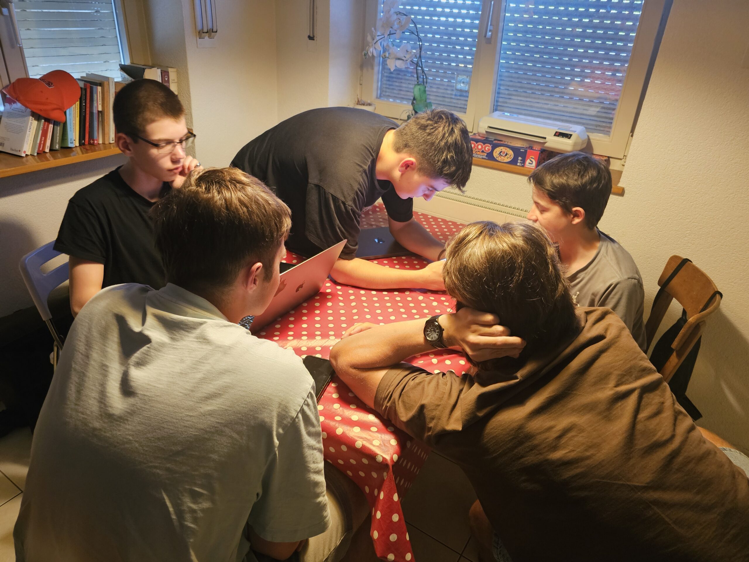 Jugendliche von A.R.T.H.U.S. bei der gemeinsamen Planung