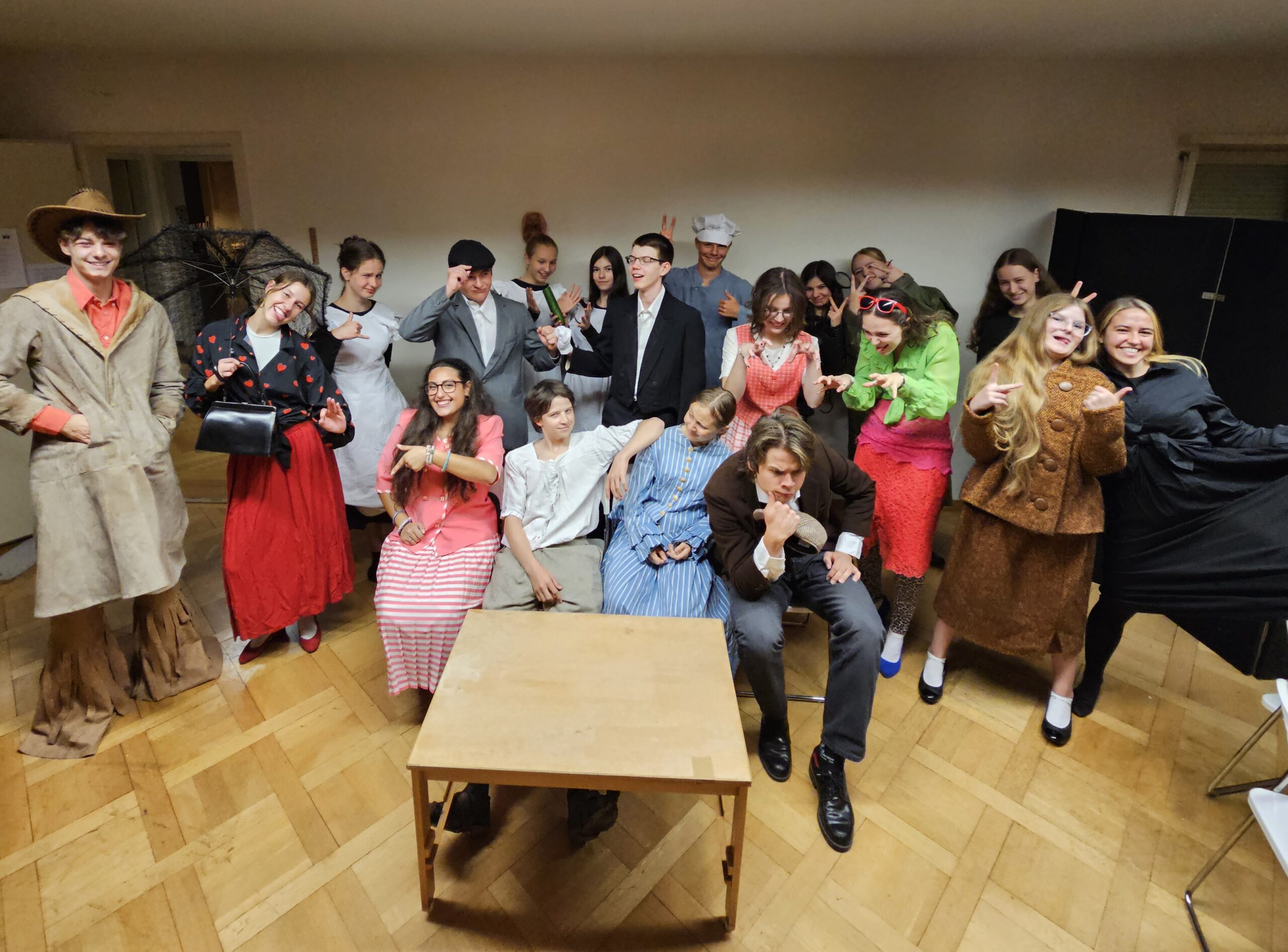Junge Theaterspielerinnen und Theaterspieler der Gruppe A.R.T.H.U.S. in verschiedenen Kostümen